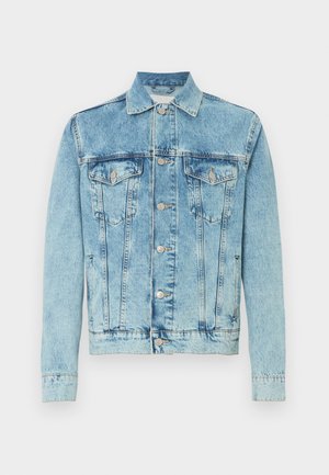 Veste en denim bleu clair avec fermeture à boutons, poches à rabat sur la poitrine, poches latérales et col classique, présentée sur fond blanc.