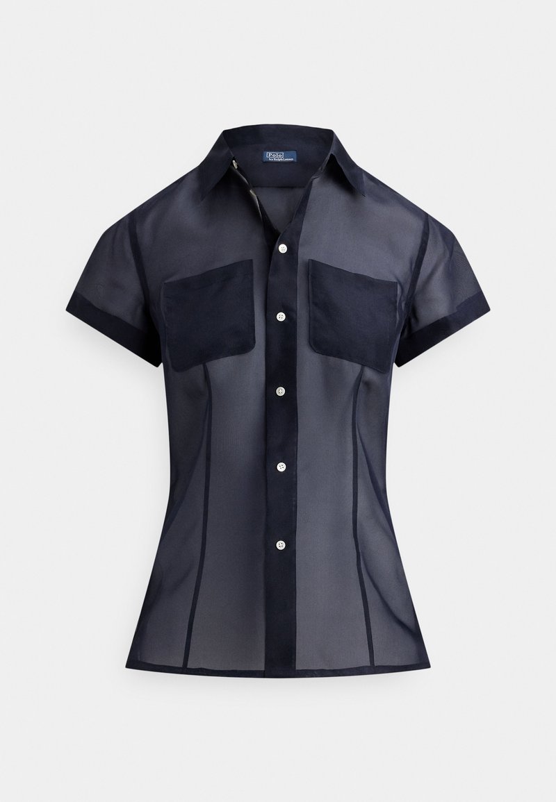 Marineblaues, kurzärmeliges, transparentes Hemd mit Knöpfen, zwei Brusttaschen und spitzem Kragen, das eine figurbetonte Silhouette zeigt.