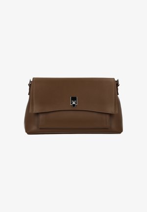 Borsa a tracolla in pelle marrone con design piatto, chiusura magnetica e silhouette elegante e minimalista. Presenta una leggera brillantezza e dettagli in argento.