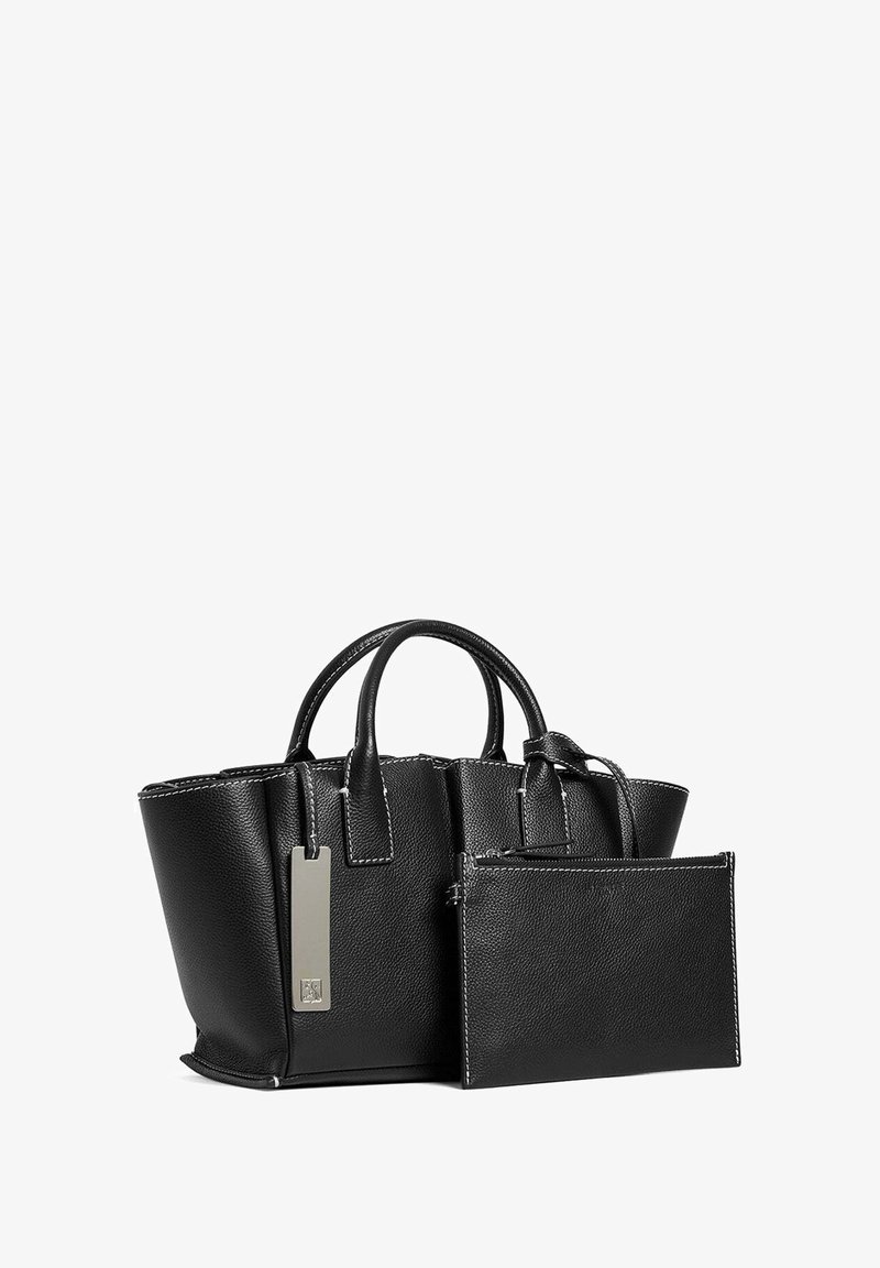 Schwarze Lederhandtasche mit strukturierter Oberfläche, doppelten Griffen und kontrastierender weißer Naht. Inklusive passender versenkbarer Tasche.