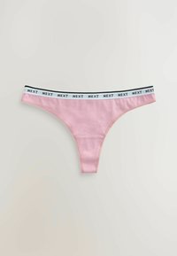 String rose clair avec une ceinture élastique blanche comportant le texte noir « NEXT » répété.