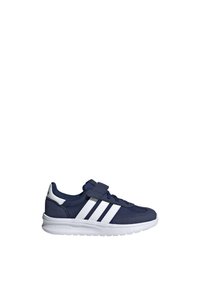 Chaussure de sport marine avec une tige en synthétique, motif à trois bandes blanches, sangle à boucle et une semelle intermédiaire blanche rembourrée.