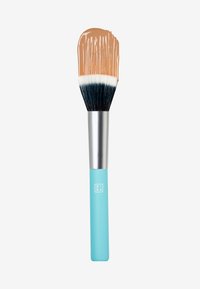 Pennello da trucco con una testa a setole ampia e piatta, setole nere e bianche, un ferula argentata e un manico turchese. Trucco marrone applicato sulle setole.