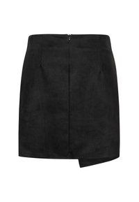 Zwarte suède minirok met een verborgen ritssluiting aan de achterkant, met een rechte pasvorm en een asymmetrische zoomlijn. Zachte textuur, zonder patronen.