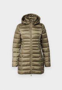 Oliivroheline puffjakker, millel on kapuuts, tikandiga disain, pikad varrukad ja keskel asuv tõmblukk. Sile, läikiv materjal ja liibuv siluett.