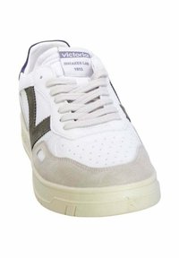 Weißer Sneaker mit grauen Wildlederakzenten, runder Spitze und weißen Schnürsenkeln. Verfügt über perforierte Details im Zehenbereich und eine dicke cremefarbene Sohle.