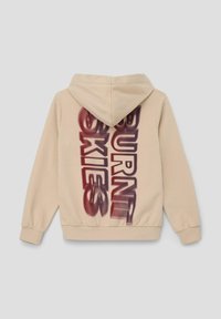 Beige hoodie met een kangoeroezak en capuchon met trekkoord. Heeft een groot, kleurrijk "BURNT SKIES" grafisch ontwerp op de achterkant.