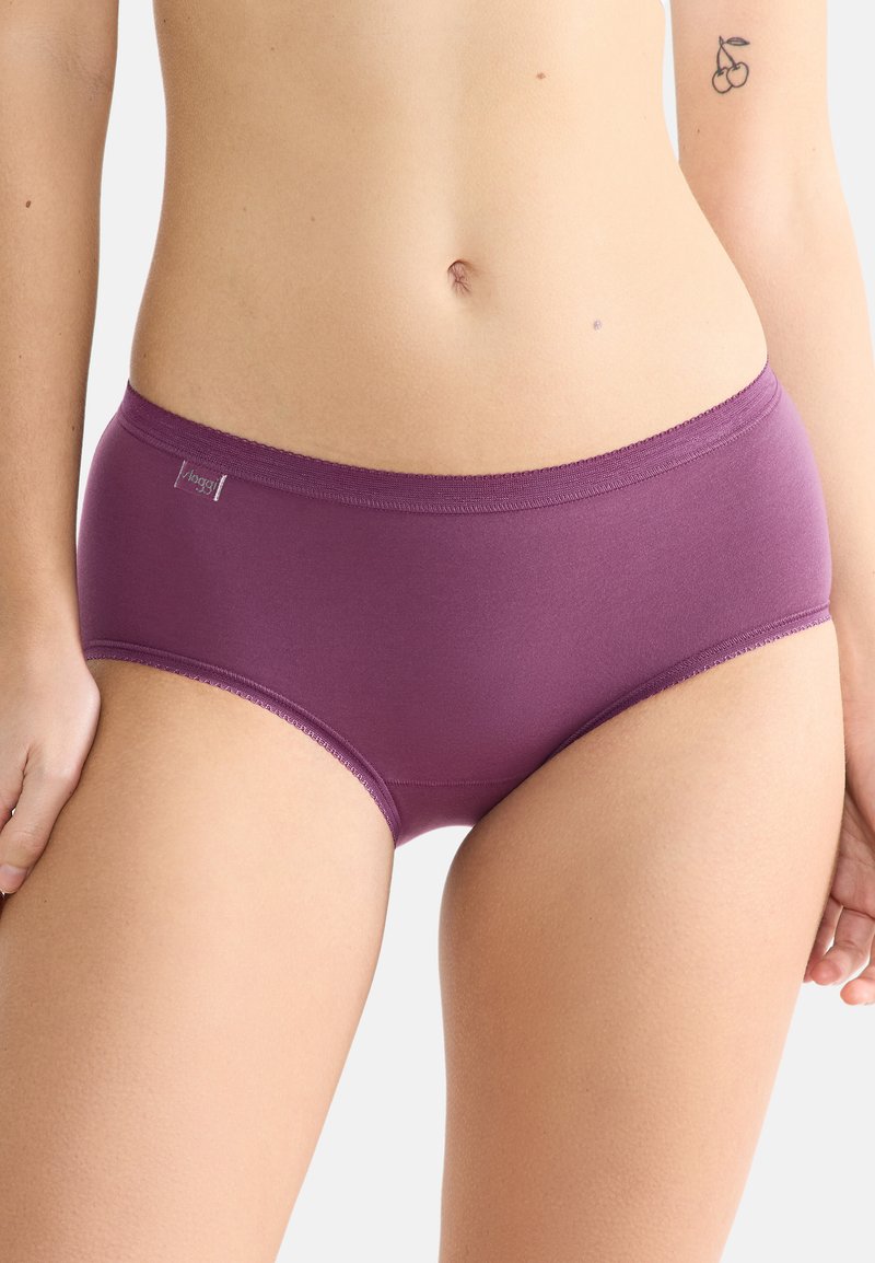 Fioletowe bawełniane majtki hipster o gładkiej teksturze, elastycznym pasku w talii i małym logo z przodu.