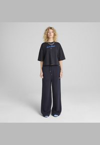 Puma - PREMIUM MIT GRAFIK - Print T-shirt - new navy Thumbnail Image 1