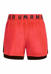 Pantalones cortos deportivos rojos con una cinturilla elástica negra que presenta el texto "UNDER ARMOUR" y paneles laterales contrastantes en negro para un detalle de diseño añadido.