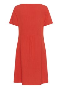 Robe rouge à manches courtes avec encolure ronde, silhouette évasée, dos plissé et poches latérales, réalisée en tissu léger avec une finition texturée.