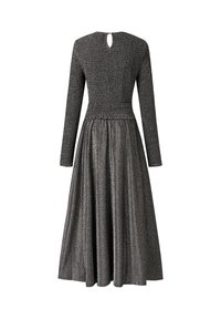 Robe noire à manches longues avec un corsage froncé et un dos avec une ouverture en forme de goutte d'eau. La jupe évasée arrive au milieu du mollet et présente une texture subtilement brillante.