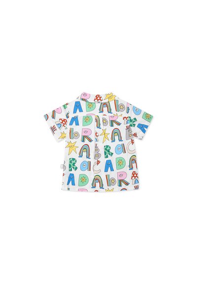 Camicia a maniche corte con un motivo colorato e giocoso che presenta lettere, arcobaleni e stelle su uno sfondo bianco. Realizzata in tessuto leggero.
