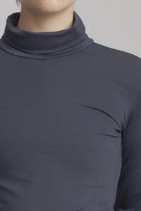 Marinblå polotröja i mjukt, stretchigt material; figurnära silhuett med hög krage och minimala sömmar för ett stilrent utseende.
