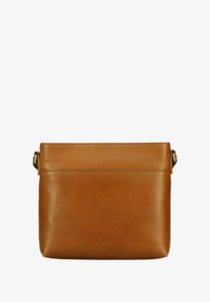 Borsa a tracolla in pelle marrone con una texture liscia, forma rettangolare, pattina superiore e finiture in metallo. Logo del marchio impresso sul davanti.