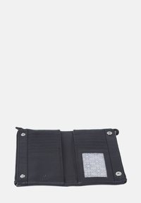 Svart läderplånbok med flera kortfack, en genomskinlig ID-ficka och ett strukturerat inre mönster. Har knäpp- och dragkedjestängningar.