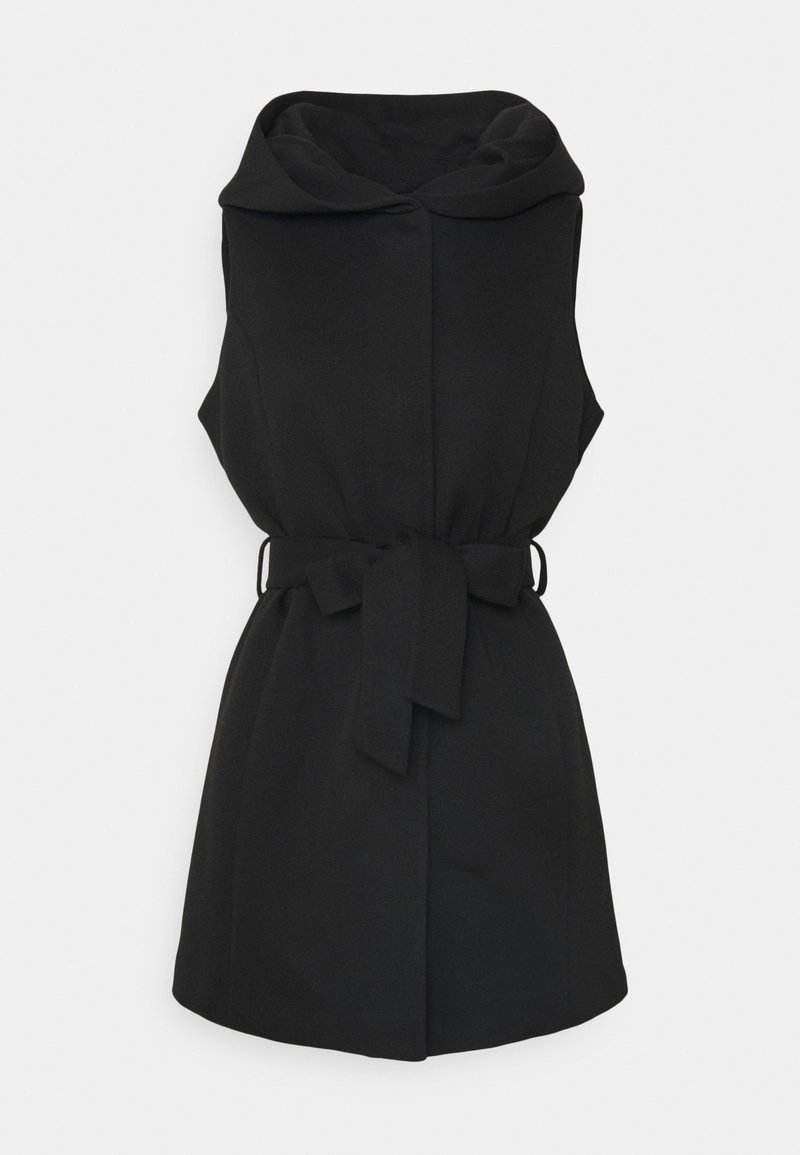 Manteau noir sans manches avec capuche plissée, taille ceinturée et tissu lisse texturé. Présente une silhouette épurée et cintrée sans boutons.