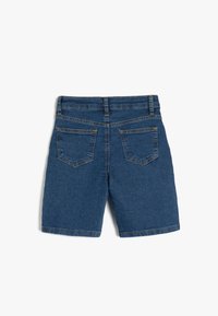 Pantalones cortos de denim en azul oscuro, con una cintura alta, cinco bolsillos y un corte recto con costuras visibles y un dobladillo enrollado.
