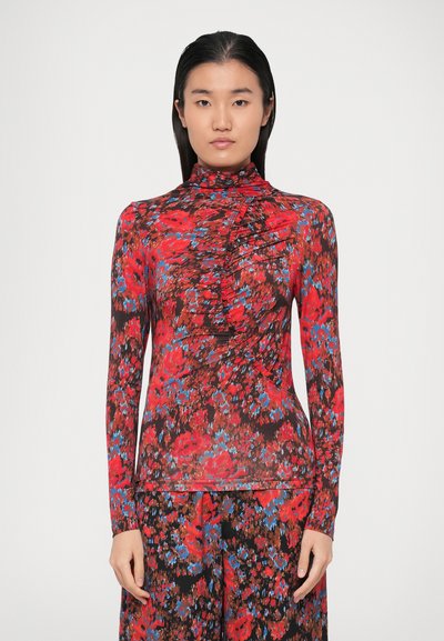 Blusa de manga larga y cuello alto, hecha de tela ligera. Presenta un patrón floral en rojo, negro y azul con detalles fruncidos en la parte delantera.