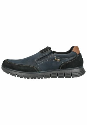 Herren-Casual-Schuh zum Hineinschlüpfen in Schwarz und Dunkelblau mit braunem Fersendetail, strukturierter Sohle und sichtbaren Nähten.