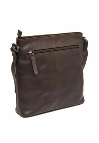 Borsa a tracolla in pelle marrone scuro con tasca frontale con zip, tracolla regolabile e cuciture visibili su uno sfondo bianco.