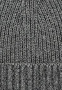 Szara dziana czapka z prążkowanym wzorem. Posiada pionowe linie i złożony brzeg. Wykonana z miękkiej wełnianej mieszanki, zapewniającej ciepło.