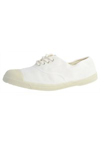 Las zapatillas de lona blancas presentan una puntera redondeada con una tapa de goma texturizada, un diseño con cordones y un upper de tela suave.