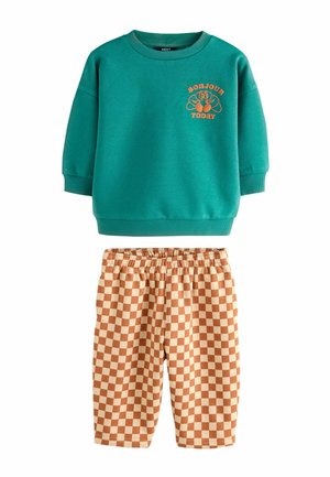 Pulover turcoaz cu design de text portocaliu "BONJOUR TODAY" și șorturi cu carouri portocalii-maro, cu talie elastică. Material moale, croială casual.
