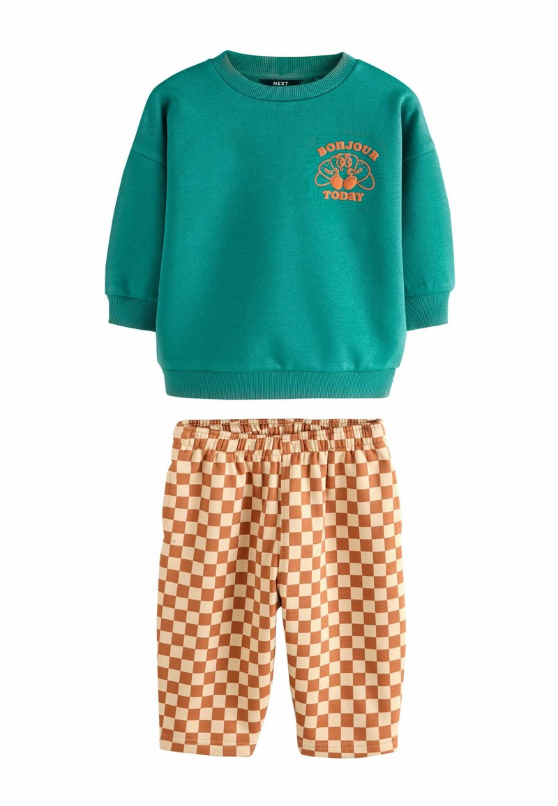 Pulover turcoaz cu design de text portocaliu "BONJOUR TODAY" și șorturi cu carouri portocalii-maro, cu talie elastică. Material moale, croială casual.