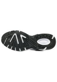 Semelle de chaussure de sport noire avec une surface texturée, présentant un design de semelle à motifs et des accents blancs pour une meilleure adhérence et stabilité.