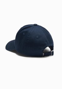 Marineblå baseball cap lavet af stof, med en buet skygge, justerbar rem bagpå og syninger på krone.