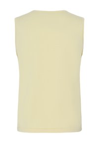 Chaleco sin mangas de punto acanalado en amarillo pálido con un dobladillo recto y escote redondo visto desde atrás.