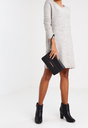 Calvin Klein, Pochette - black