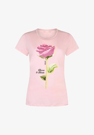 T-shirt rose clair à manches courtes avec un grand motif d'une rose rose et des feuilles vertes, avec le texte « Choisissez de fleurir. »