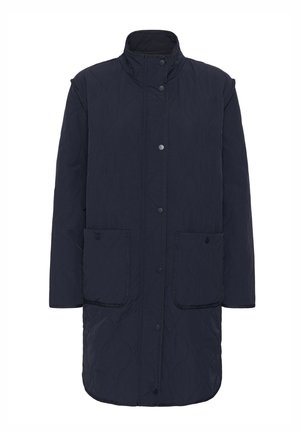 Cappotto trapuntato blu navy con colletto alla coreana, chiusura frontale a pressione e due grandi tasche applicate. Texture liscia con un motivo trapuntato sottile.