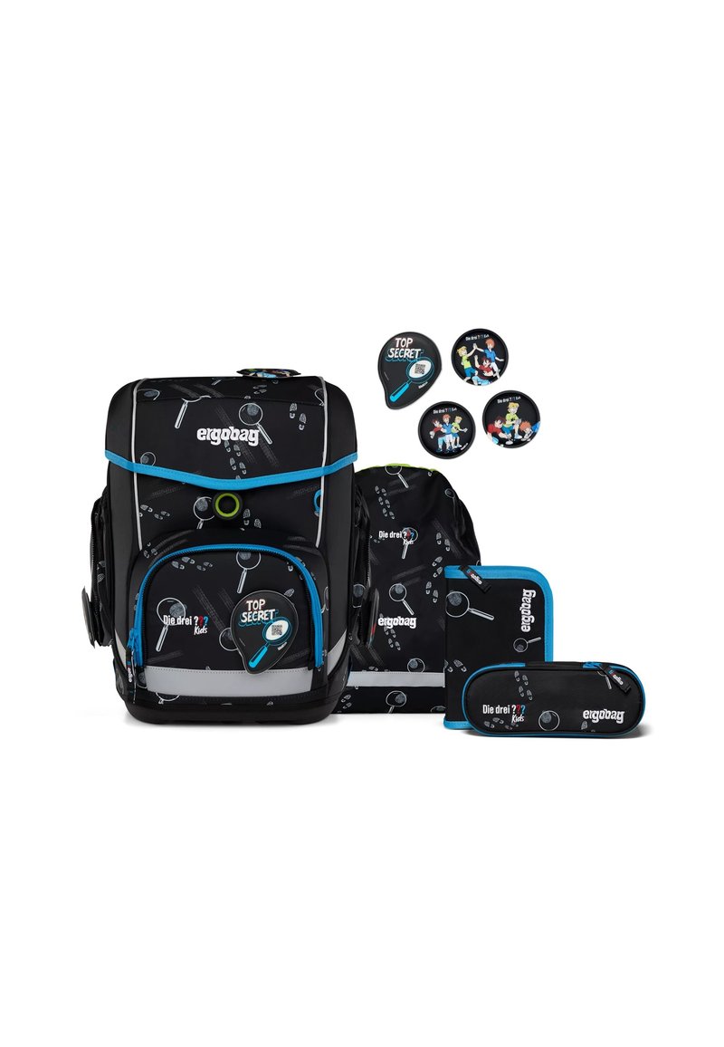 Set de sac à dos noir avec des accents bleus, présentant un design de lunettes de grossissement et de traces de pas. Comprend un petit sac à dos, une trousse et des épinglettes.