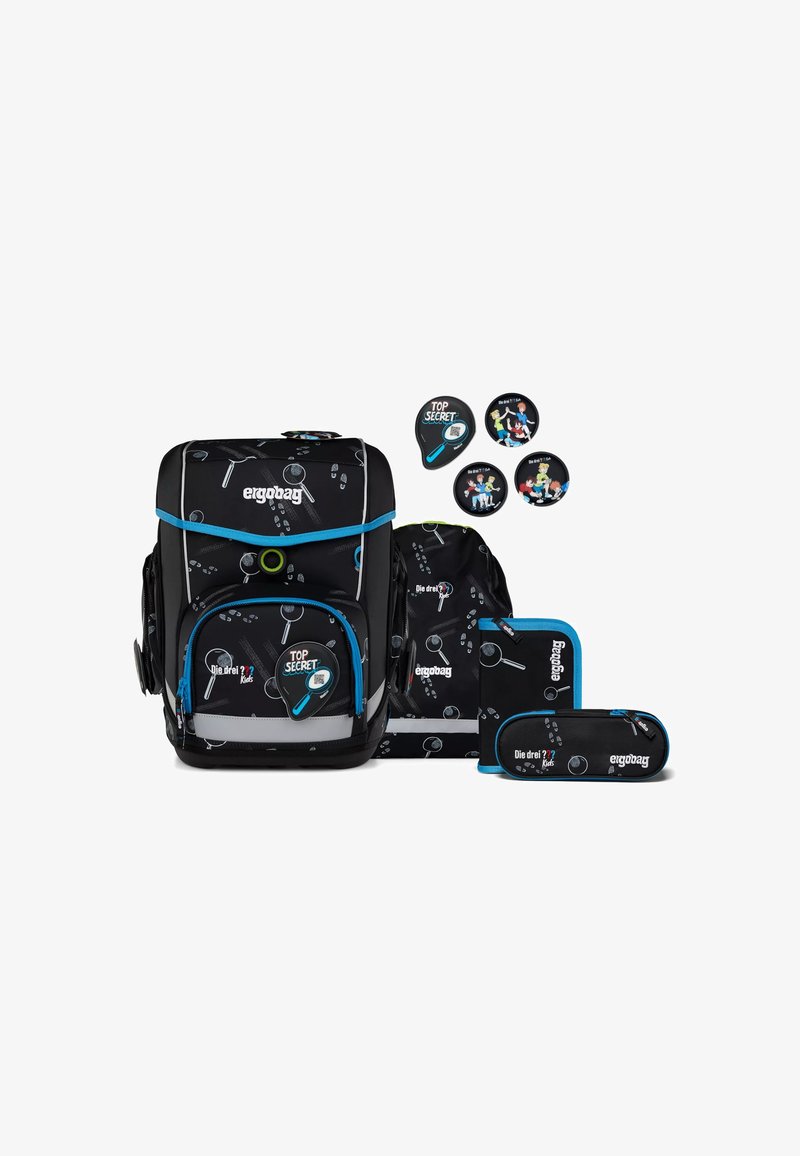 Set de sac à dos noir avec des accents bleus, présentant un design de lunettes de grossissement et de traces de pas. Comprend un petit sac à dos, une trousse et des épinglettes.