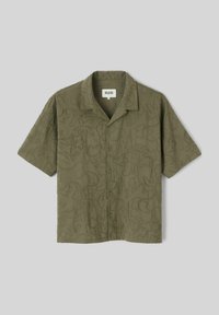 Chemise à manches courtes, couleur vert olive, avec un motif floral texturé, design à bouton sur le devant et un col décontracté. Fabriquée en tissu léger.