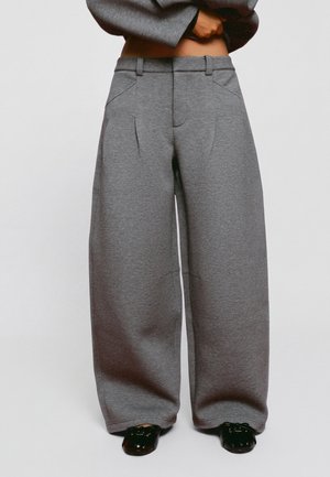 Bershka, BARREL WITH DARTS - TROUSERS - Broek - grey