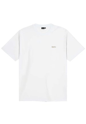 Witte katoenen t-shirt met korte mouwen en een ronde hals. Heeft een klein, goudkleurig logo op de linkerborst. Zachte textuur.