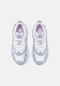 Paire de baskets de sport blanches et grises avec des accents roses, des lacets blancs et des intérieurs rembourrés, vues de dessus sur un fond uni.