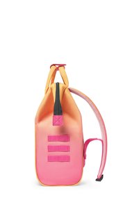 Kleurvolle gradient rugzak met oranje naar roze tinten, duurzaam materiaal, drie roze banden aan de zijkant en een bovenste rits sluiting.