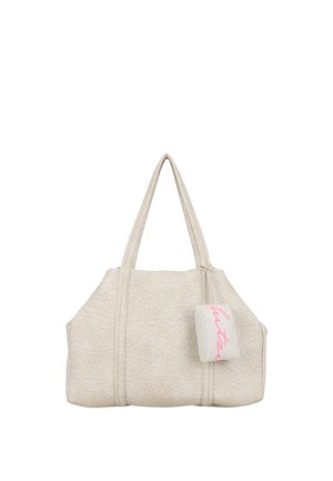 Off-white strukturierte Tragetasche mit zwei langen Henkeln und einer kleinen angebrachten Tasche mit pinkem kursivem Text.