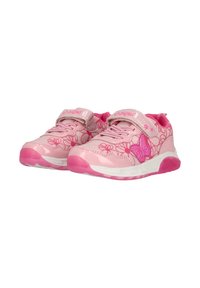 Baskets roses avec une finition brillante, motif décoratif de papillon, contours floraux et une sangle Velcro. Semelle en caoutchouc avec des accents roses.