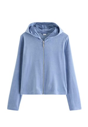 Lichtblauwe fleece zip-up hoodie met lange mouwen en capuchon, voorkant getoond op een witte achtergrond.