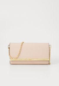 Vaaleanpunainen suorakulmainen clutch, joka on valmistettu teksturoituneesta materiaalista. Siinä on kultaketjuolkaime sekä kohopainettu logo kultaisella raidalla.