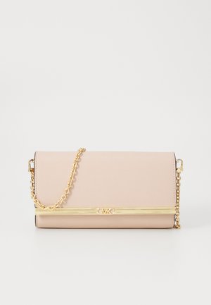 Clutch rettangolare rosa chiaro realizzato in materiale testurizzato, con una tracolla in catena dorata e un logo impresso su una striscia dorata.