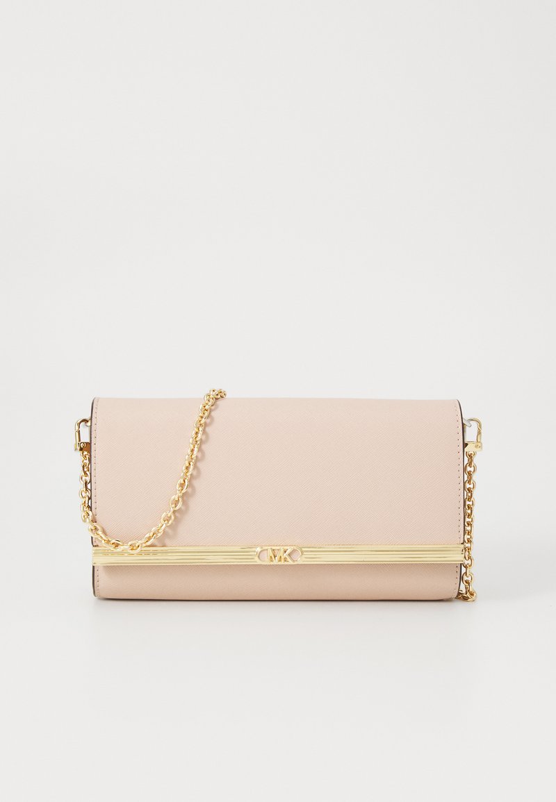 Vaaleanpunainen suorakulmainen clutch, joka on valmistettu teksturoituneesta materiaalista. Siinä on kultaketjuolkaime sekä kohopainettu logo kultaisella raidalla.