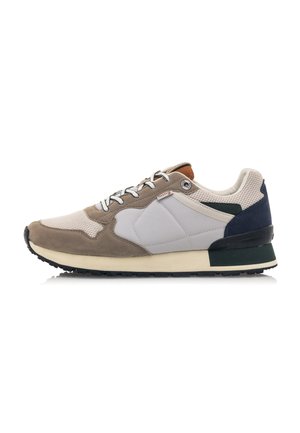 Zapatillas para hombre que presentan una combinación de malla gris claro, ante marrón y acentos azul oscuro. Diseño con cordones, suela de goma y cuello acolchado.