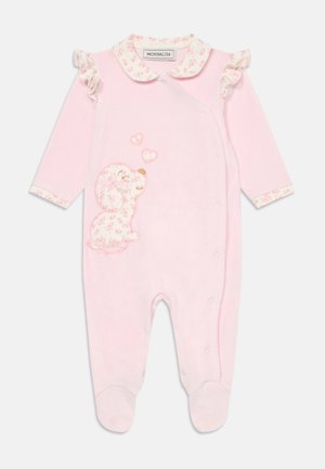 Rosa baby jumpsuit med blomsterkrage og volanger. Har en hundepatch med hjerter. Laget av mykt stoff med trykknapper.